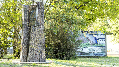 Parco della Pace di Ravenna, "L’uomo e la natura” di Kornoukhov, creata nel 1984. Nel corso degli anni, l’opera ha subito deterioramenti a causa di una diffusa patina biologica e di numerose aree lacunose. Sotto la guida del docente Marco Santi, gli studenti hanno rimosso la patina dalla scultura musiva e ripristinato le zone deteriorate con malta di allettamento e l’aggiunta di tessere lapidee, paste vitree e tessere dorate
