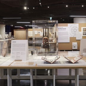 Objetos en cuestión, vista de exhibición. Cortesía Musée du Quai Branly