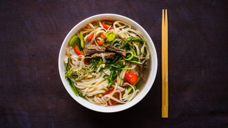 El phở es un plato tradicional vietnamita basado en lo que se denomina genéricamente una sopa de fideos