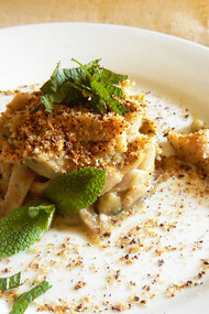 Maltagliati di farro con crema di melanzane alla menta guarnita con mollica di pane tostata e speziata alla liquerizia