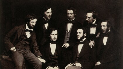 Lister (sentado, con las manos estrechadas) con otros compañeros residentes del Old Royal Infirmary de Edimburgo (1855)