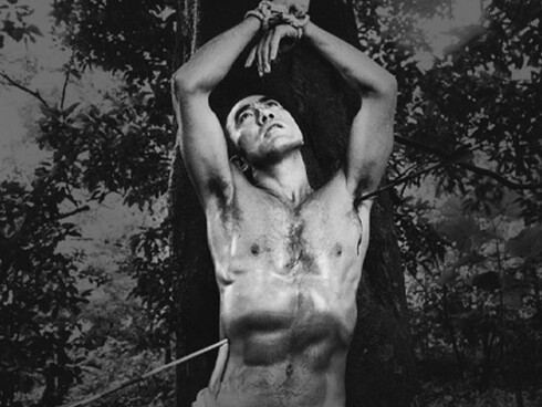 Mishima ritratto nelle vesti tipiche dell’iconografia di San Sebastiano