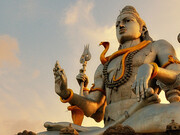 Estatua de Ananta Shiva, la serpiente que encierra el fundamento del eje universal. Murdeshwar, India