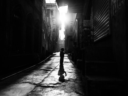 Un niño perdido en una ciudad. El relato de “La Llorona” trata la historia de una mujer que, tras perder a sus hijos, vaga por la tierra llorando y buscando venganza