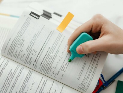 Desde o começo, já direcione qual será o seu foco: tribunais, controle fiscal ou administrativo. Estabelecido isso, você irá notar um padrão entre os editais, em relação ao estilo das questões e disciplinas cobradas. Assim, você será capaz de construir uma base sólida e cumulativa. Além de otimizar muito o seu tempo e planejamento