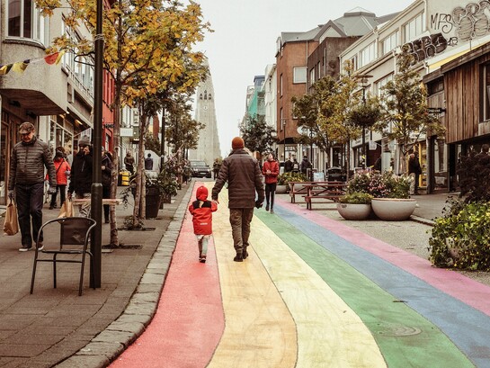 A rua Laugavegur em um dia claro, com lojas, cafés e a imponente Hallgrímskirkja despontando ao fundo. Foi por esta via cheia de cores e movimento que começou a descoberta da capital islandesa pelo autor deste artigo