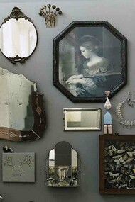 Recargada pared de salón, abarrotada de adornos “Vintage”
