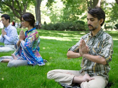 I praticanti concludono la meditazione seduta del Falun Gong unendo i palmi delle mani in un gesto chiamato “heshi” in cinese mandarino