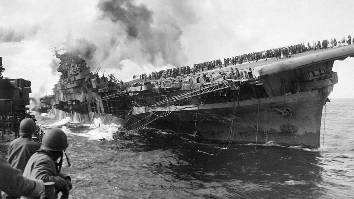 Portaerei USS Franklin (CV-13) attaccata dalla marina giapponese, durante la II Guerra Mondiale, (19 marzo 1945). Per l’Europa, il declino cominciato all’alba del Novecento si può in un certo senso racchiudere in quattro fasi: quella compresa tra le due guerre mondiali è la fase suicidaria, quella tra il '45 ed il '91 (fine dell’URSS) è la fase ancillare, a cui seguirà, sino al primo decennio del nuovo secolo, la fase coloniale