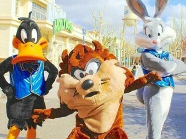Personagens Patolino, Taz e Perna-longa Bana Vila Looney Tunes, Madri, Espanha