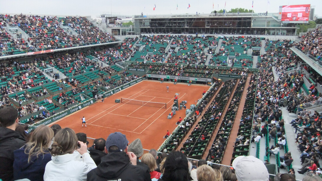 Vue du Court Philippe-Chatrier, court central du stade Roland-Garros à Paris, en France, depuis les tribunes supérieures