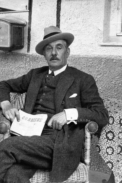 Giacomo Puccini seduto con in mano il Corriere della Sera, 1924 circa
