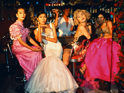 Nan Goldin, Fashion show at Second Tip, Toon, C, So and Yogo, Bangkok (Modenschau im
Second Tip, Toon, C, So and Yogo, Bangkok), 1992. Mit freundlicher Genehmigung der Künstler und der Neuen Nationalgalerie