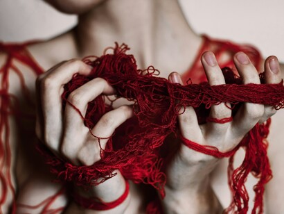 Le fil rouge semble plus complexe à démêler, il comporte plus de noeuds que sur les images précédentes