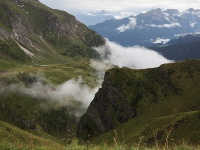 Un tuono ruppe l’aria pesante 