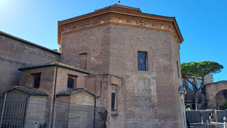Ottagono esterno in laterizio del Battistero Lateranense, prospetto verso la Loggia Sistina della Basilica di San Giovanni in Laterano, Roma, Italia ©Roberto Luciani 