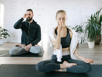 Colaboradora de uma empresa tem aulas de meditação aliada ao mindfulness em sede da empresa