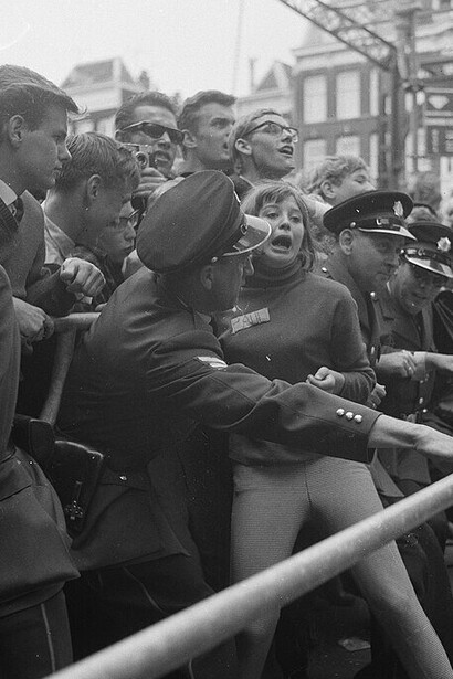 Fanáticos y fanáticas durante la visita de The Beatles a Amsterdam, Países Bajos, junio de 1964