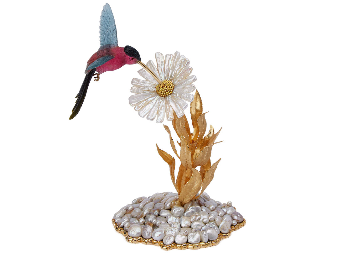 Gianmaria Buccellati, Creazione ornamentale raffigurante un Colibrì in tormalina multicolore con fiore margherita a petali in perle Biwa, foglie in oro e base con perle barocche, 2009 