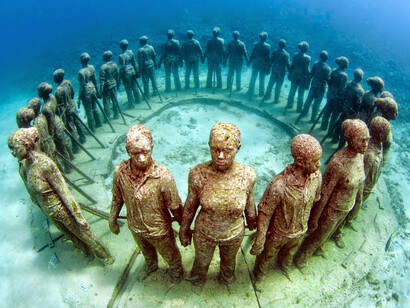 La únión entre los seres humanos, simbolizada en esta impresionante escultura submarina en Granada, Caribe