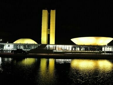 A fragmentação partidária e a disputa constante por espaço afetam a capacidade de aprovar reformas relevantes. A cada ciclo legislativo, as reformas chegam incompletas, gerando mais etapas de revisão e criando incertezas permanentes. A polarização política permanece como elemento central da estratégia governamental