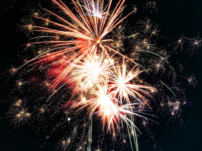 Fuegos artificiales de Año Nuevo. En Dinamarca, es tradición quebrar platos contra las puertas de las casas de amigos y familiares