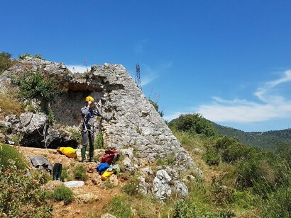 La piramide di Falicon (Nizza, Francia) si trova sopra una grotta carsica conosciuta come "grotta dei Pipistrelli" 