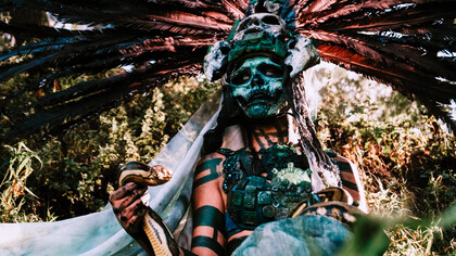 Le serpent dans le mythe Fon. Si les singes oublient de le nourrir, le serpent sera obligé de manger sa queue, alors, la terre, dont la charge d'hommes et de maisons s'est accrue depuis le commencement, s'enfoncera dans l'océan : ce sera la fin du monde