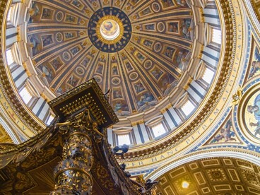 Le colonne tortili del baldacchino berniniano indicano un movimento ascensionale e dinamico: immagine plastica di una Chiesa chiamata a “camminare insieme” nella storia sotto la guida dello Spirito. Foto di Álvaro de la Paz Franco. Basilica di San Pietro, Città del Vaticano
