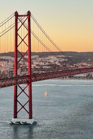 Ponte 25 de Abril sobre o Rio Tejo, em Lisboa, Portugal