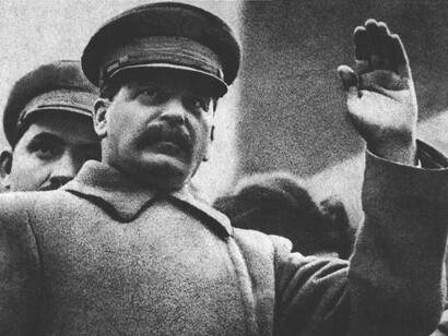 Declínio do socialismo: Analise os eventos que levaram ao fim do plano soviético e suas repercussões no cenário político global
