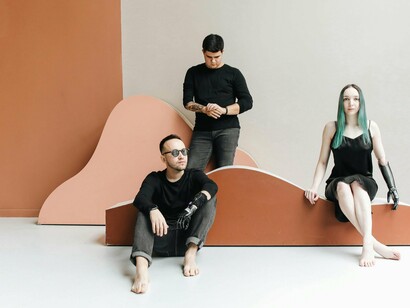 Jovens com mãos robóticas. O governo brasileiro possibilita o acesso, principalmente a serviços de tecnologia assistiva. Existem softwares disponíveis gratuitamente, porém esse acesso não é amplo nem suficiente. Os recursos de acessibilidade do Windows, por exemplo, são bem precários
