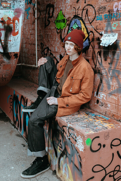 Colaborações exclusivas com marcas de luxo impulsionaram o streetwear, elevando-o de símbolo de resistência a item de colecionador