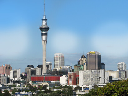 Tres días me despedí con un “lindo jueves”. Tres veces dormí y desperté. Tres veces el sol repitió su aferrado ciclo de naciente y poniente. Horizonte de Auckland, Nueva Zelandia