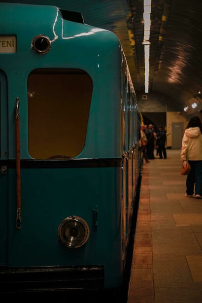 Finalmente, después de lo que le parecieron horas, el tren se detuvo en una estación