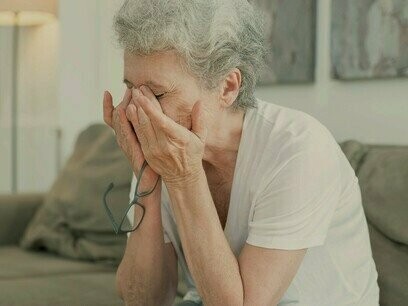 Idosa solitária e angustiada. O abandono não é apenas físico. É afetivo, social e espiritual. Ele está no idoso que não é incluído nas decisões familiares, que vê sua autonomia ser tirada sem diálogo. Sua presença é tolerada, mas não celebrada. A velhice se torna um território sem escuta, onde o corpo resiste, mas a alma se retrai