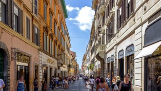 Per chi ama il lusso, Via Condotti è la tappa obbligata. Questa strada, che si trova vicino a Piazza di Spagna, è famosa per le boutique di alta moda come Gucci, Prada, Fendi e Valentino. Dopo lo shopping, puoi rilassarti sulla celebre Scalinata di Trinità dei Monti, Roma, Italia