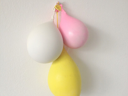 03, Clare Kenny, Party's over, 2015. Ballons, plaster; 30 x 40 x 20 cm. Courtesy of Vitrine