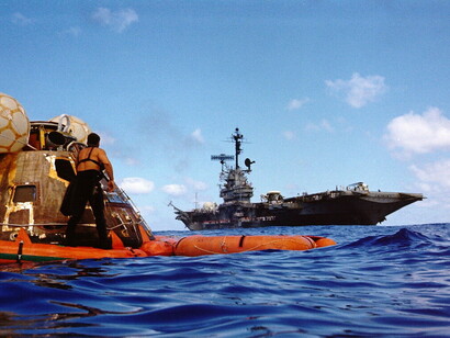 Módulo de mando del Apolo 17 con el USS Ticonderoga al fondo
