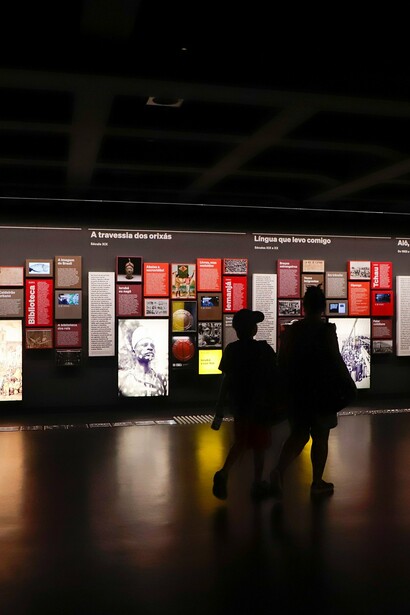 Painéis da exposição apresentam a contribuição de povos africanos para a construção da identidade linguística brasileira. A evolução da língua envolve não apenas regras ortográficas, mas também a história de seus falantes. Painel expositivo no Museu da Língua Portuguesa, Praça da Luz, São Paulo, SP, Brasil