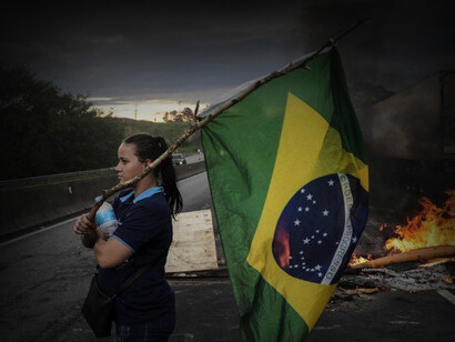Mujer obstaculiza una calle como medida de protesta en contra del gobierno de Lula Da Silva en Brasil