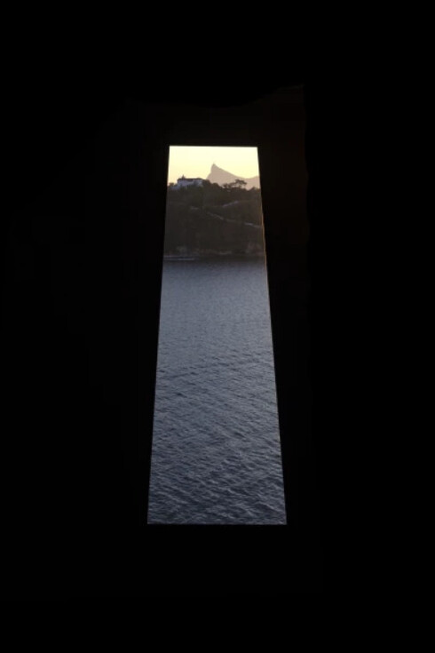 Sendo dado. Courtesy of Galeria Nara Roesler