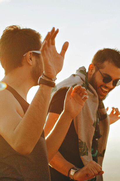 A democracia grega de Aristóteles difere do conceito atual, sendo restrita a um pequeno grupo, mas foi um passo crucial para o desenvolvimento de modelos democráticos modernos