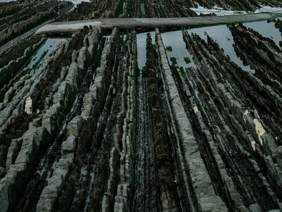 Praia de Barrica, na província da Biscaia, que faz parte da comunidade autônoma do País Basco, no norte da Espanha. Ela ligou para um centro basco em Buenos Aires para perguntar se poderia estudar o idioma. A resposta foi simples — “venha” — e ali começou sua jornada. No início, tudo parecia um jogo linguístico, quase um entretenimento intelectual. Mas logo o estudo se transformou em algo mais profundo: um gesto de pertencimento. Uma forma de voltar para casa sem sair do lugar