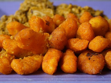 Prato de acarajé.´Cidades brasileiras são verdadeiros mosaicos olfativos. Em Salvador, por exemplo, o cheiro de acarajé recém-frito se mistura à maresia e ao aroma das ruas de pedra do Pelourinho, criando uma assinatura olfativa única