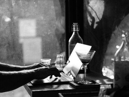 Oggi essere scrittori significa confrontarsi con strumenti come l’intelligenza artificiale, che possono supportare ma anche mettere in discussione la creatività umana