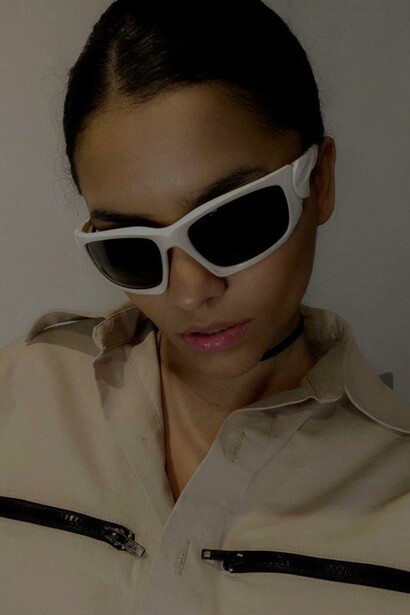 Maiara Carvalho (autora) usa óculos modelo esportivo