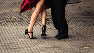 Pies de una pareja bailando tango