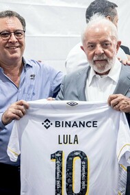 Presidente do Santos F.C., Marcelo Teixeira, em celebração ao lado do Presidente Lula