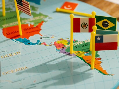 Henry Kissinger descreveu alguns dos mais importantes líderes mundiais. Especificamente neste contexto, foram um, o seu Presidente Nixon que retomou a Diplomacia com a China e o seu reingresso na economia mundial; e outro, um Primeiro Ministro da jovem e pequenina Singapura, Tigre do Sudeste Asiático